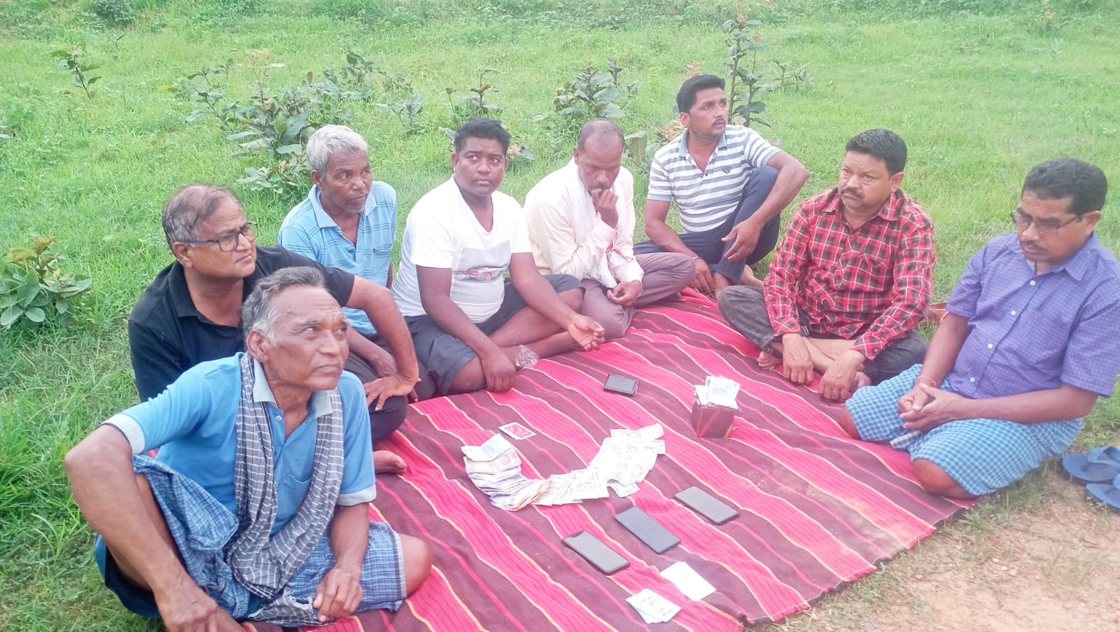 जंगल में सज रहा था जुए का फड़, पुलिस ने डाल दिया ‘अंकुश’! 8 जुआरी गिरफ्तार