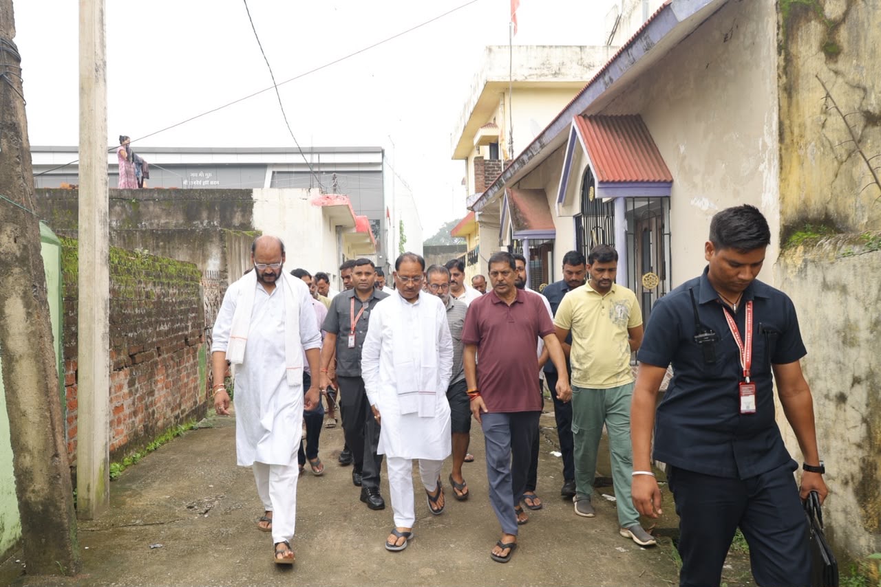 कुनकुरी के वरिष्ठ पत्रकार ओम शर्मा के निधन पर मुख्यमंत्री श्री विष्णुदेव साय उनके निवास पहुंचकर दी श्रद्धांजलि