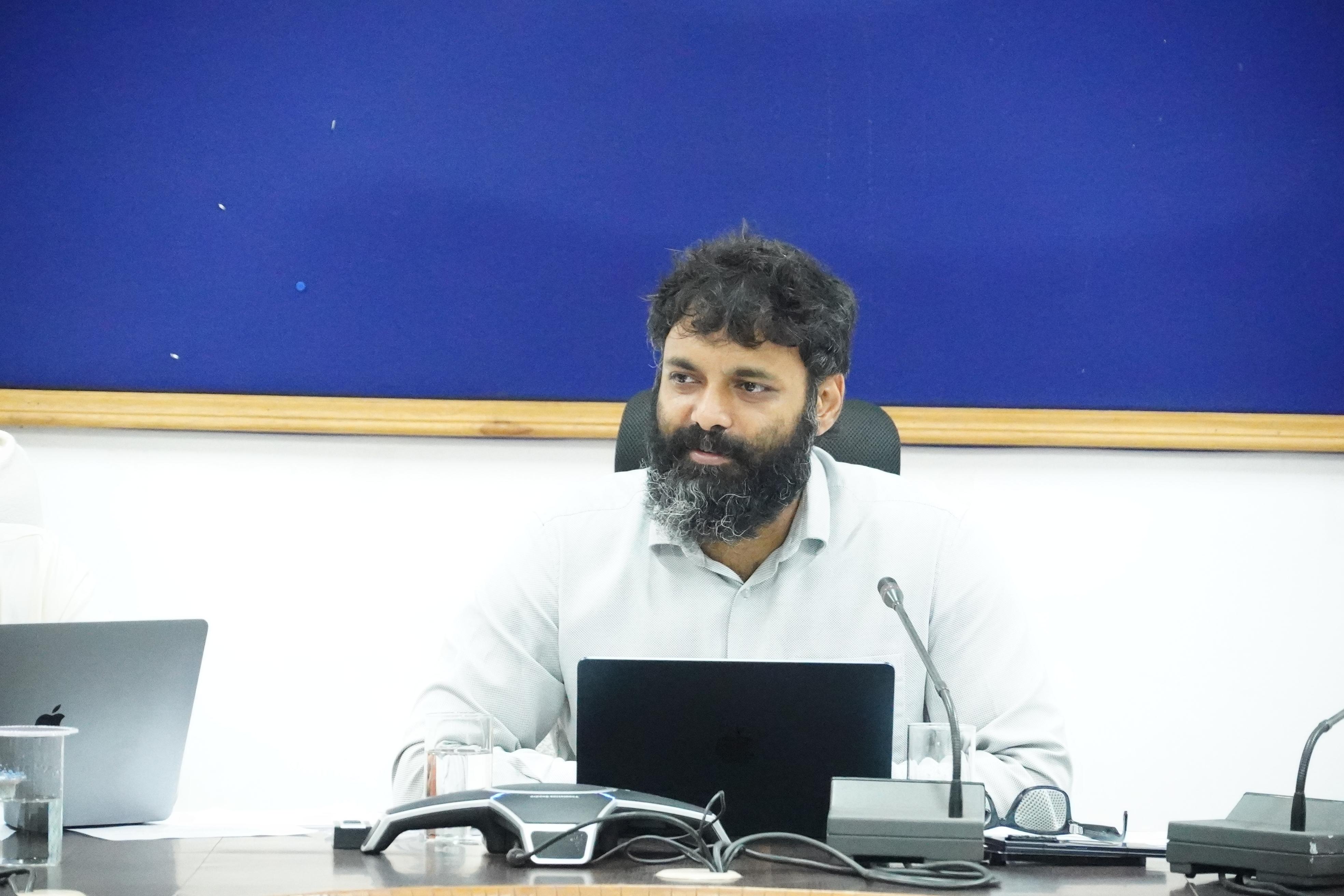 कलेक्टर  रोहित व्यास ने ग्राम पंचायतों में संचालित विकास योजनाओं की समीक्षा की