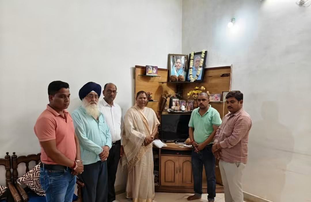 वरिष्ठ पत्रकार स्व रमेश शर्मा के निवास पहुची विधायक गोमती साय,परिजनों को बंधाया ढांढस
