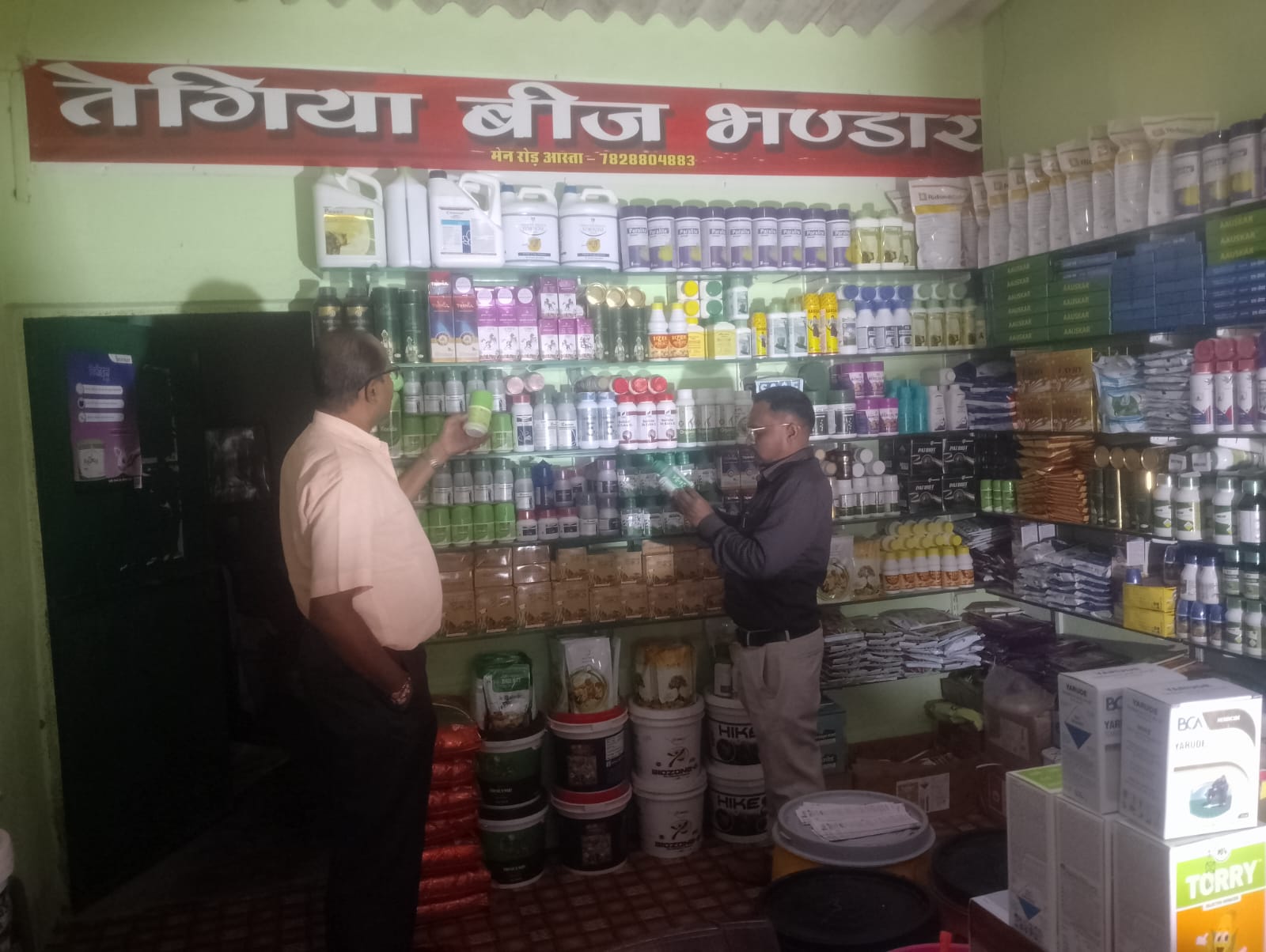 मनोरा में कृषि विभाग की बड़ी कार्रवाई, दो कीटनाशक विक्रेताओं पर लगा बिक्री प्रतिबंध अमानक कीटनाशक की आशंका पर कार्रवाई, एक दुकान से लिया गया नमूना