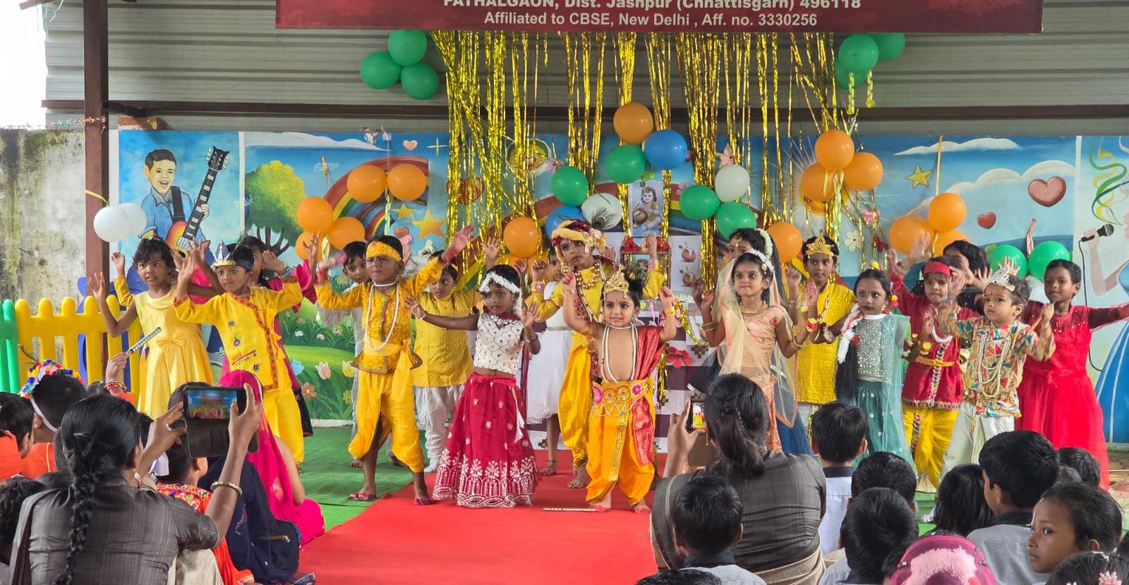 लिटिल रोज इंग्लिश मीडियम स्कूल में धूमधाम से मनाई जन्माष्टमी, नन्हे कृष्ण रूप में पहुंचे बच्चे प्री-प्राइमरी से कक्षा तीसरी तक के बच्चों ने लिया उत्सव में हिस्सा, पढ़ाई के साथ गतिविधियों से कौशल विकास पर जोर