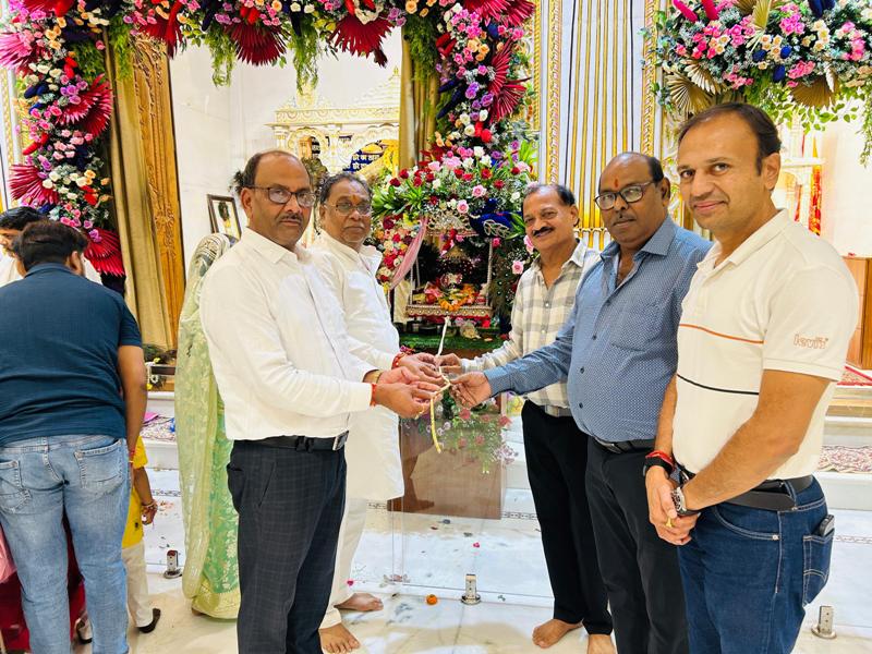 कान्हा को झूला झुलाने भक्तों की लगी रही कतार, हजारों भक्तों से भरा श्याम मंदिर