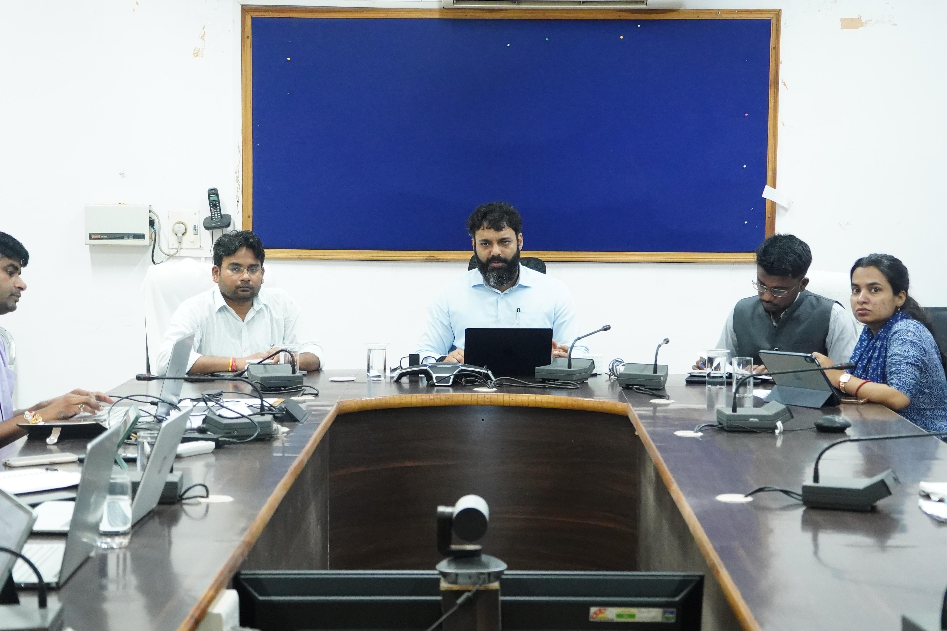 कलेक्टर श्री रोहित व्यास ने ग्राम पंचायतों में संचालित विकास योजनाओं की समीक्षा की सभी विकास कार्यों में गुणवत्ता और समय-सीमा में करने के निर्देश