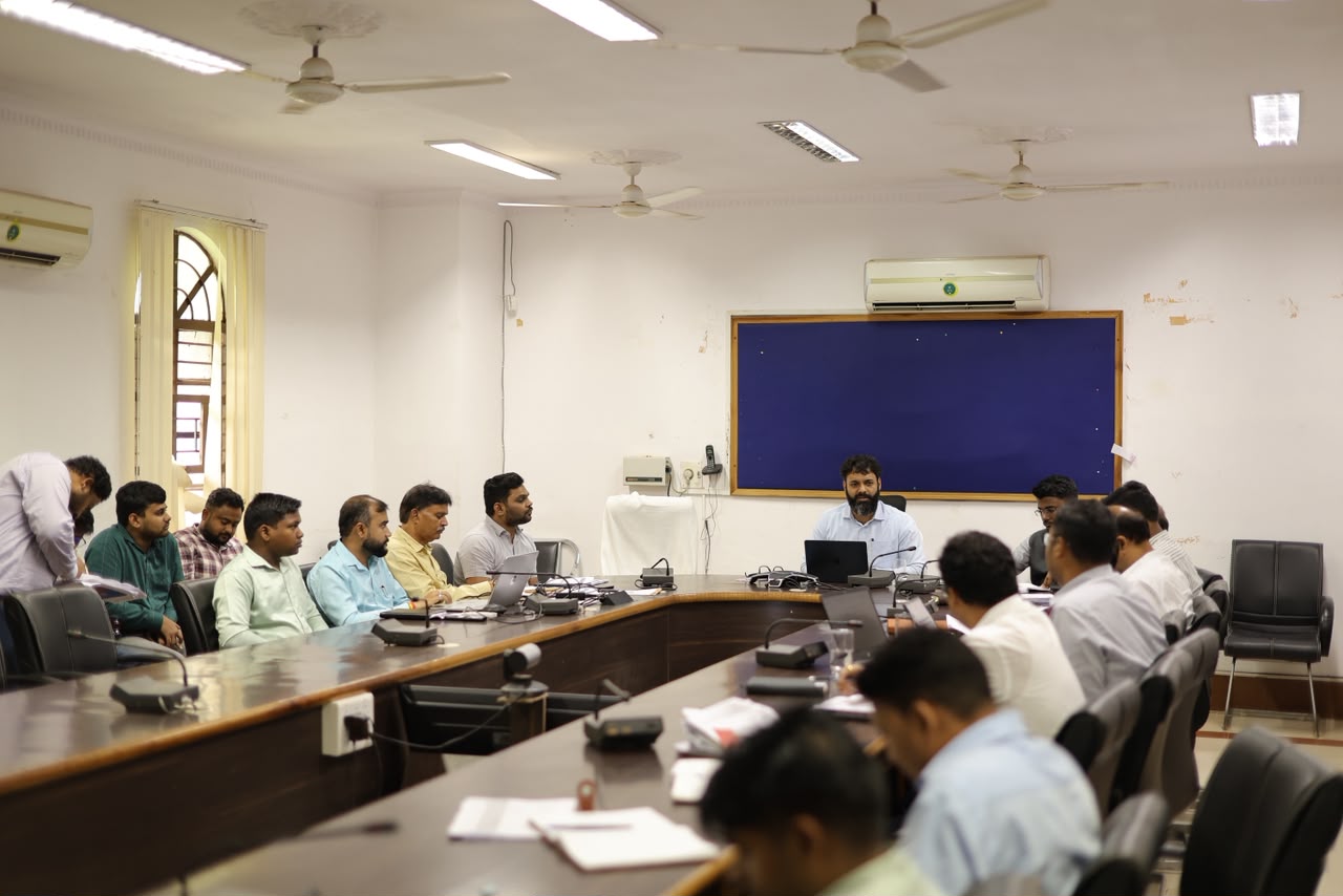 कलेक्टर श्री रोहित व्यास ने राजस्व एवं भारतमाला सड़क परियोजना के कार्यों की समीक्षा की