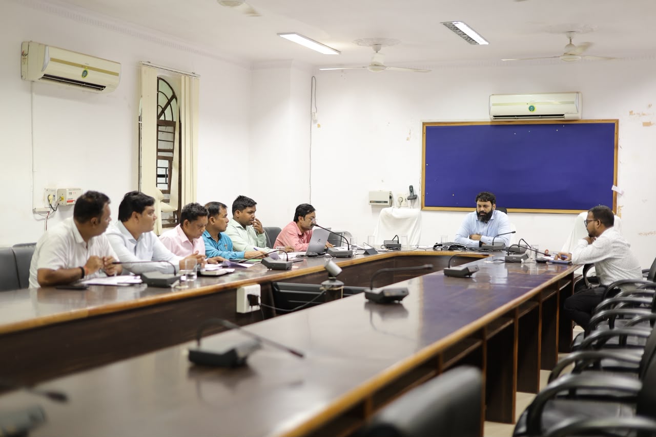 नगरीय निकाय विकास कार्यों की समीक्षा कलेक्टर ने निर्माण कार्य को तेजी से करने के दिए सख्त निर्देश
