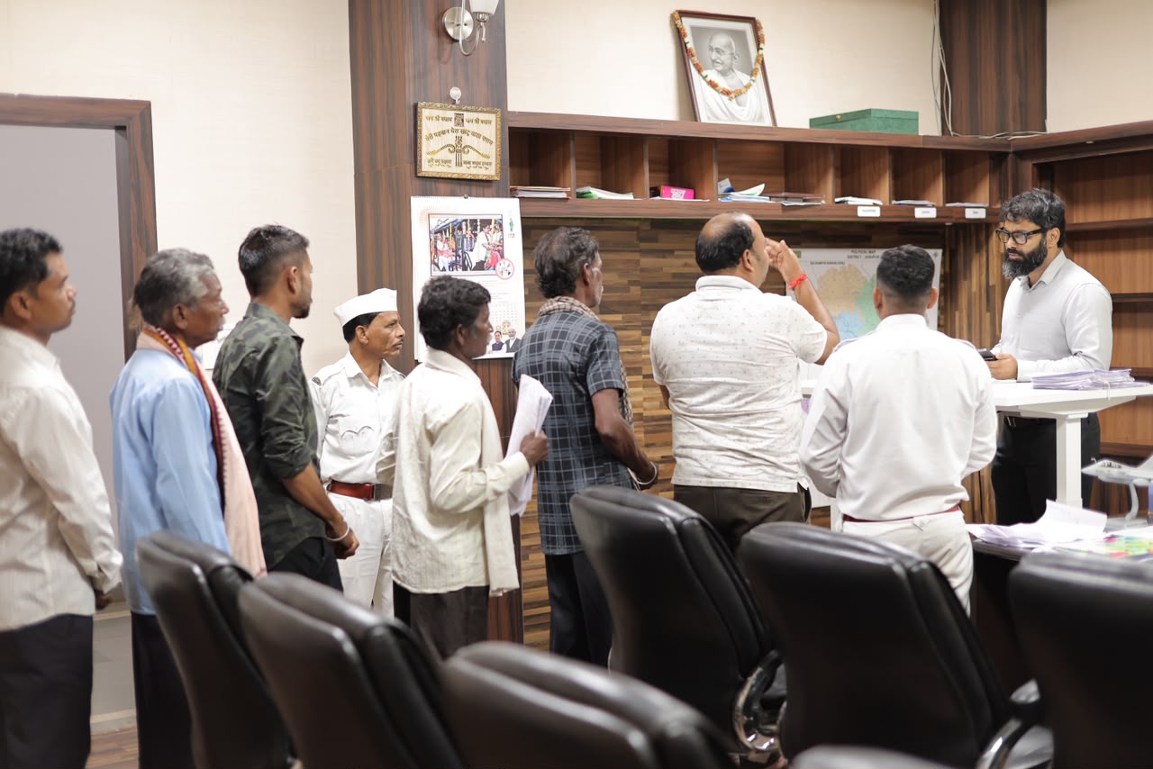 कलेक्टर श्री रोहित व्यास ने जनदर्शन में सुनी आमजन की समस्याएं समयबद्ध, त्वरित एवं गुणवत्तापूर्ण निराकरण सुनिश्चित करने के दिए निर्देश