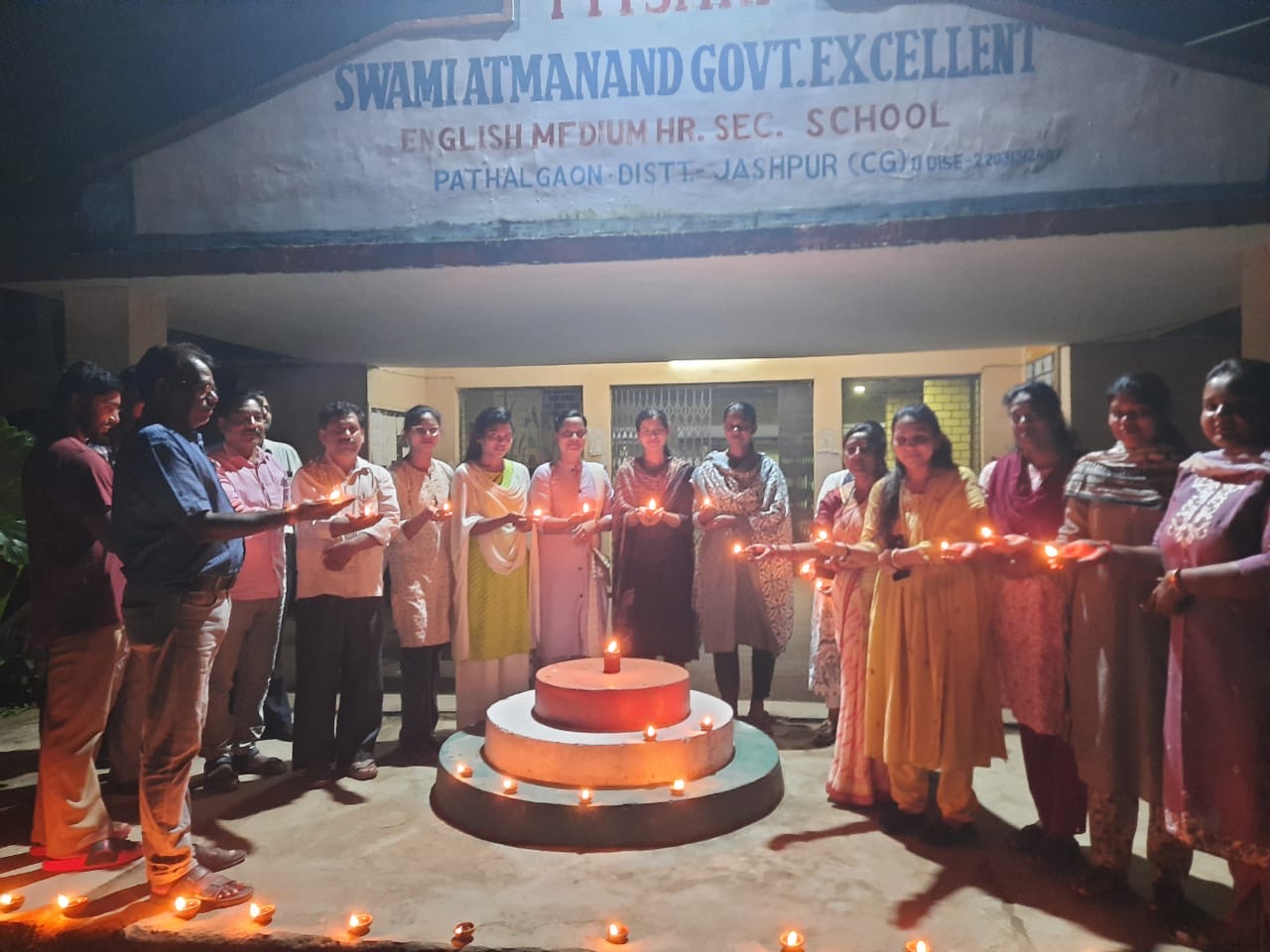 पीएम श्री स्वामी आत्मानंद विद्यालय पत्थलगांव में प्रधानमंत्री श्री नरेंद्र मोदी जी का जन्मदिन दीप प्रज्वलित कर मनाया गया