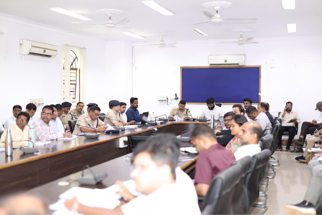 सड़क सुरक्षा को लेकर प्रशासन सख्त, दुर्घटनाओं में कमी लाने प्रभावी कदम उठाने के निर्देश कलेक्टर श्री रोहित व्यास की अध्यक्षता में जिला सड़क सुरक्षा समिति की बैठक आयोजित