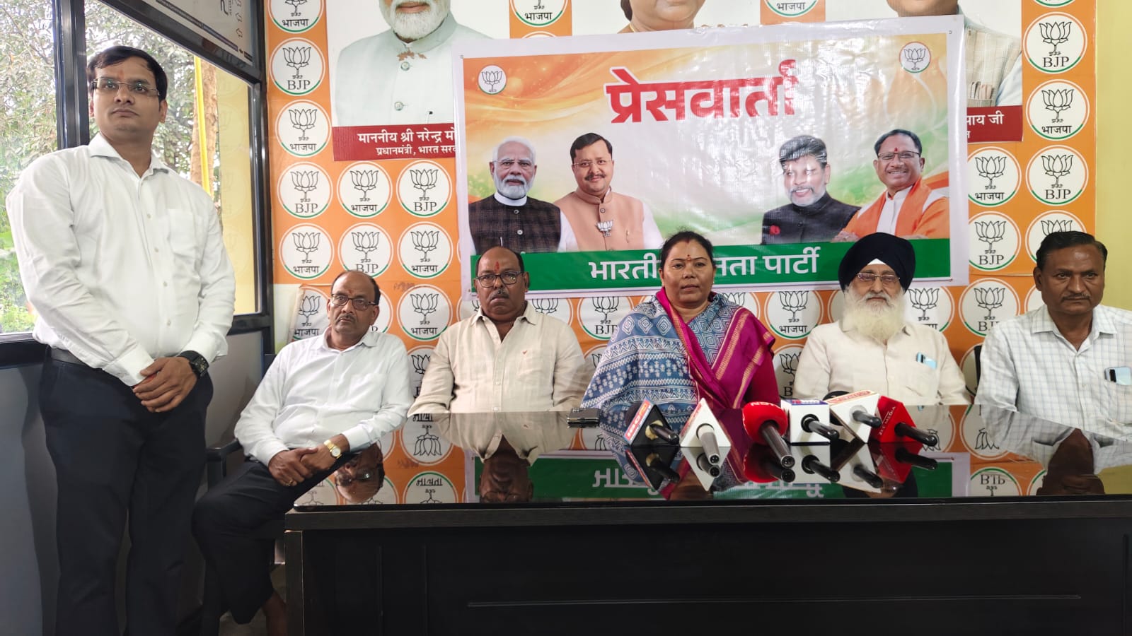 “विधायक कम, कार्यकर्ता ज्यादा हूं…” गोमती साय बोलीं—छोटे से कार्यकर्ता को भाजपा ने गुजरात की बड़ी जिम्मेदारी दी  गुजरात का सह-प्रभारी बनाए जाने पर बोलीं विधायक—पत्थलगांव विधानसभा मेरे लिए लकी, क्षेत्र की जिम्मेदारी से कभी पीछे नहीं हटूंगी