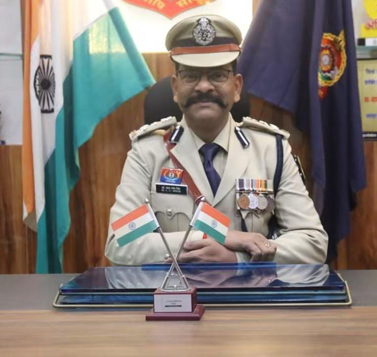 *भारी बारिश और बाढ़ के बीच जशपुर पुलिस की विशेष अपील—जरूरत न हो तो यात्रा से बचें, घर पर रहें सुरक्षित*  *एसएसपी डॉ. लाल उम्मेद सिंह ने जिलेवासियों से सतर्क रहने की अपील की, पुल-पुलिया, जलभराव और नदी-नालों वाले क्षेत्रों में विशेष सावधानी बरतने के निर्देश