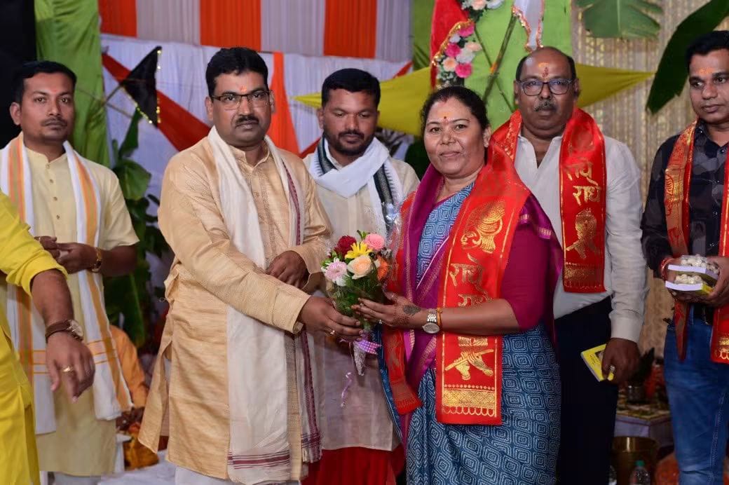 *लाखझार में श्रीमद्भागवत कथा में उमड़ रही श्रद्धालुओं की भीड़,विधायक गोमती साय ने कथा में शामिल होकर किया श्रवण*  *यजमान टिकेश्वर यादव सहित परिवार ने शहरवासियों से कथा में पहुंचने की अपील*
