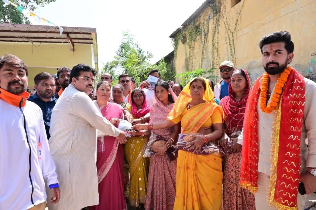 *सेवा संकल्प अभियान: जनसेवा से राष्ट्रसेवा के 25 वर्ष का संदेश लेकर पत्थलगांव पहुंची* *वडनगर–वाराणसी सेवा यात्रा*,विधायक गोमती साय ने किया भव्य स्वागत, श्रमिक दीदियों का किया सम्मान*