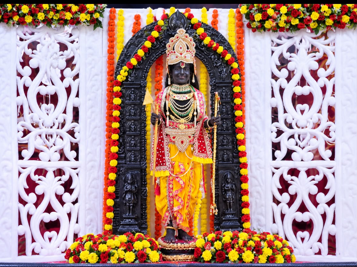 भगवान राम के रूप में ईशान ने मोहा मन, अयोध्या दरबार की झलक ने खींचा सबका ध्यान