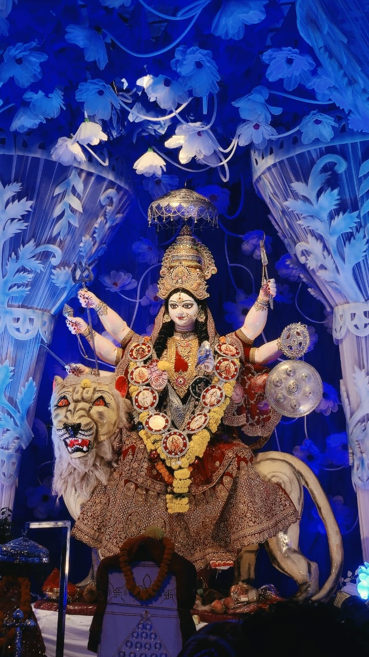 50 वर्षों से विराजमान मां जगत जननी, सेठपारा दुर्गा मंदिर की भव्यता के चर्चे पड़ोसी जिलों तक छोटे से गोदाम में हुई थी स्थापना, करीब 27 वर्षों से भव्य मंदिर में विराजमान हैं मां कोलकाता के कारीगरों ने सजाया आकर्षक पंडाल
